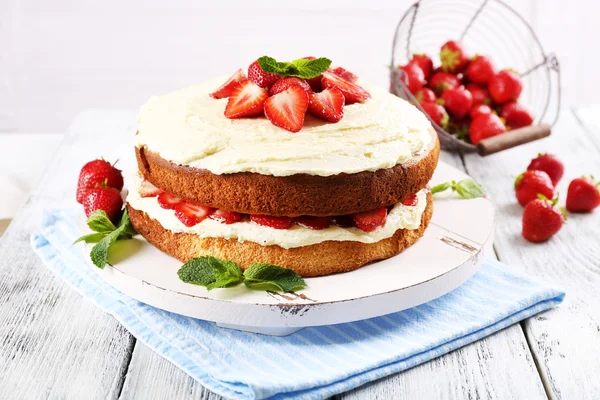 Delicious biscuit cake with strawberries — Stock Photo, Image