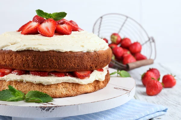 Heerlijke biscuit cake met aardbeien — Stockfoto