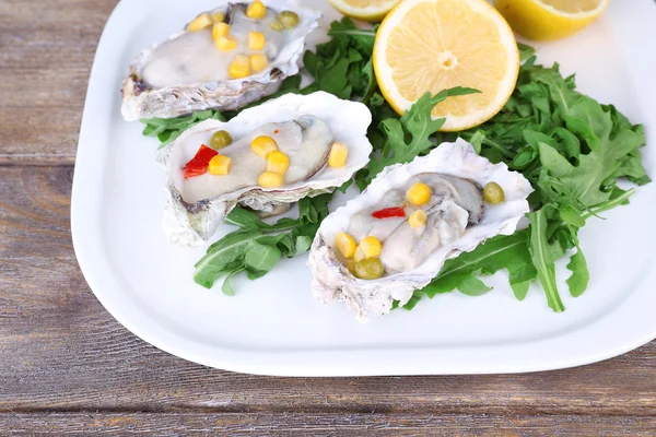 Smakelijke gekookte oesters in de schaal — Stockfoto