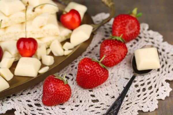 Chocolate and fresh berries — Stock Photo, Image