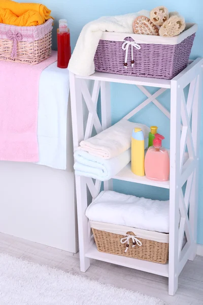 Estantes en el baño — Foto de Stock