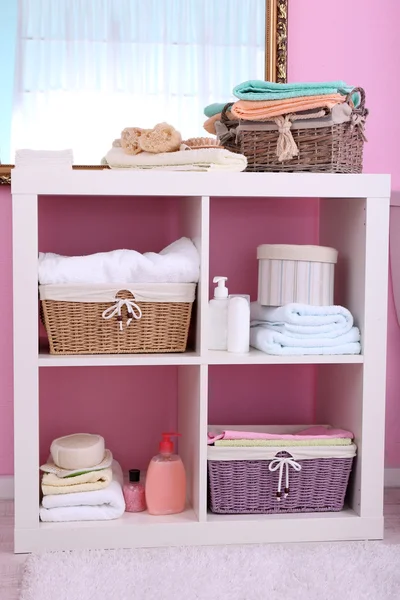 Estantes en el baño — Foto de Stock