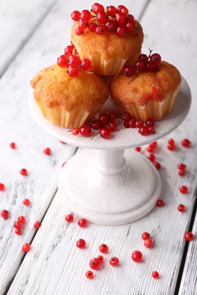 Muffin with red berries — Stock Photo, Image