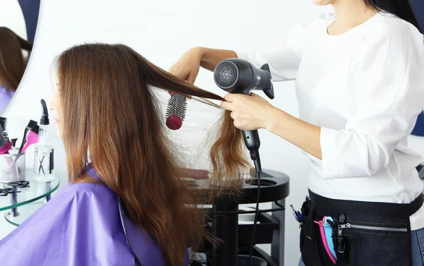 Mujer peluquero hacer peinado chica —  Fotos de Stock