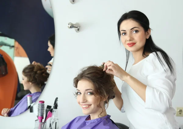 Salon fryzjerski kobieta czy dziewczyna fryzurę — Zdjęcie stockowe