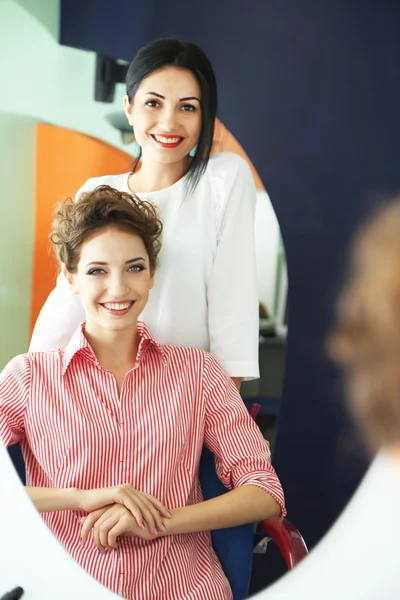 Hairdresser and client in beauty salon — Stock Photo, Image