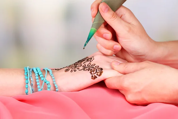 Proces uplatňování mehndi na ženské ruce, zblízka — Stock fotografie