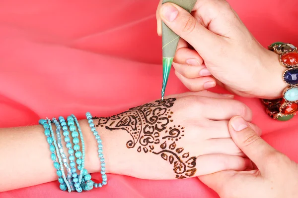 Aplicando Mehndi na mão — Fotografia de Stock