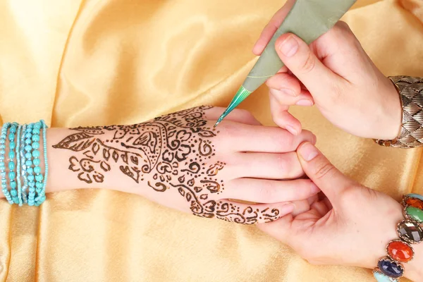 Mehndi en la mano femenina — Foto de Stock