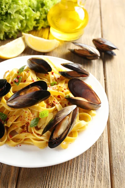 Noodles with mussels — Stock Photo, Image