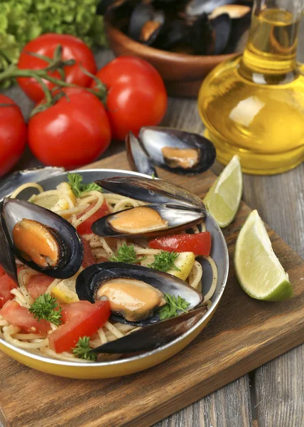 Noodles with mussels — Stock Photo, Image