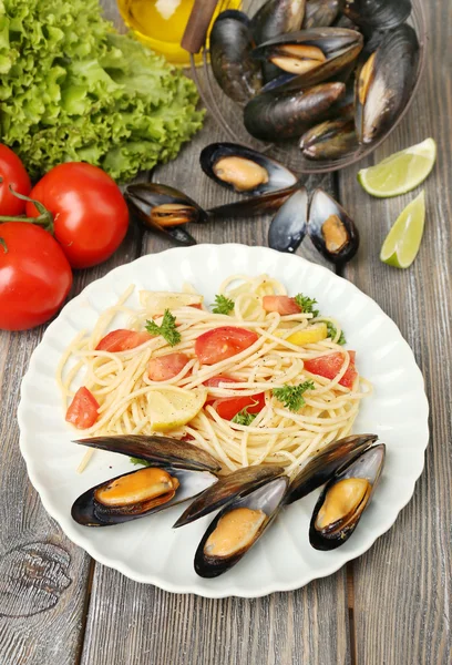 Fideos con mejillones — Foto de Stock