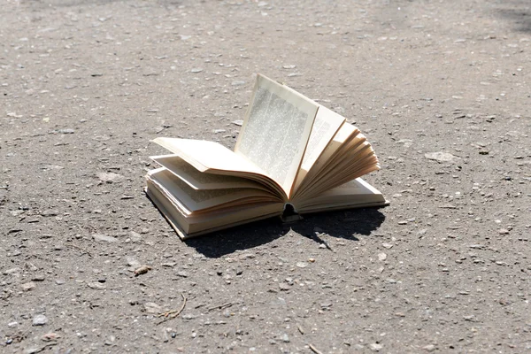 Open book on road — Stock Photo, Image