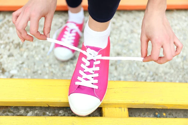 Donna allacciatura lacci delle scarpe — Foto Stock