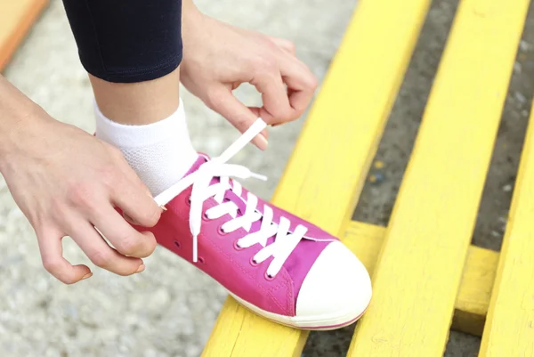 Woman tying shoelace — Stock Photo, Image