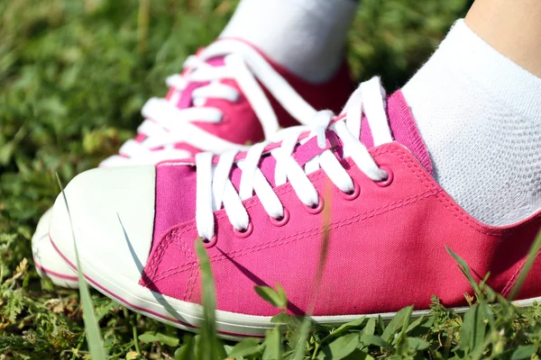 Spor ayakkabı kadın ayakları — Stok fotoğraf