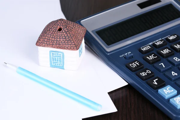 Toy house and calculator — Stock Photo, Image