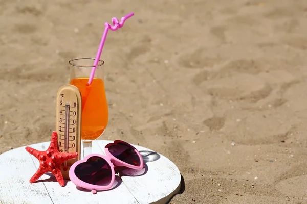 Thermometer im Sand — Stockfoto