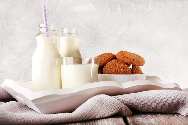 Leche y galletas — Foto de Stock