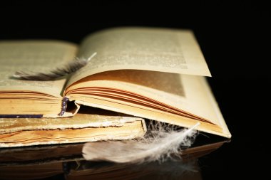 Kitap yalan tüy