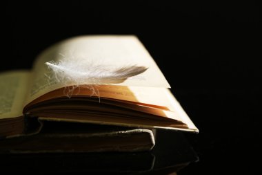 Kitap yalan tüy