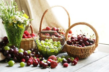 Hasır sepet içinde taze çilek