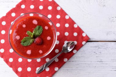 Çilek, kivi ve ahududu smoothies