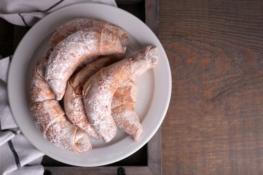 Pudra şekeri ile simit