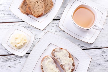 taze ekmek ve ev yapımı tereyağı
