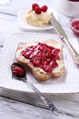 Tereyağı ve Ahududu reçeli tost