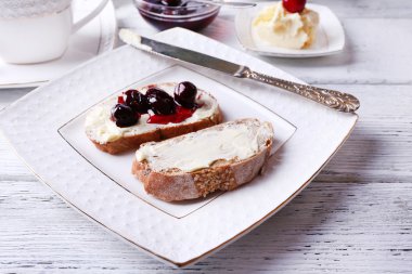 kiraz reçeli ve tereyağı ekmek