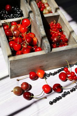 Ahşap kutusunda taze çilek