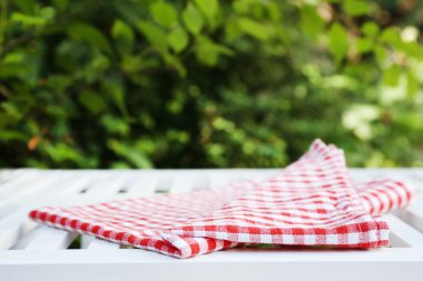 ahşap masa masa örtüsü ile