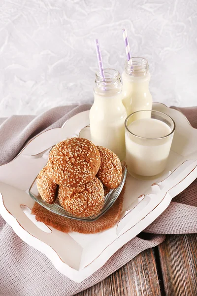 Melk en koekjes — Stockfoto