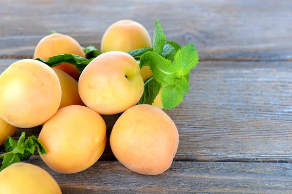 Ripe apricots — Stock Photo, Image