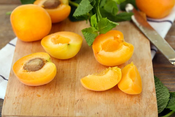 Apricots with mint leaves — Stock Photo, Image
