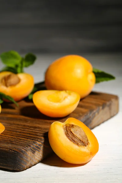 Apricots with mint leaves — Stock Photo, Image