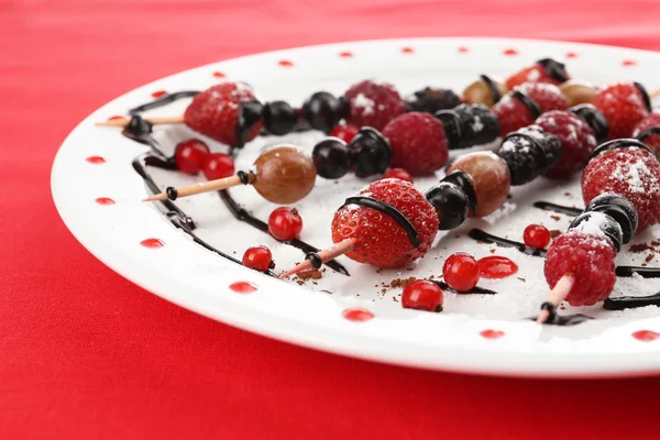 Fresh fruit kebabs — Stock Photo, Image