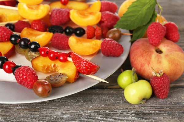 Fresh fruit skewers — Stock Photo, Image