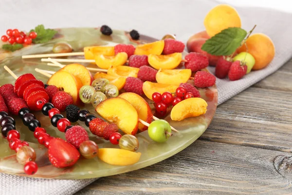 Świeże owoce szaszłyki — Zdjęcie stockowe