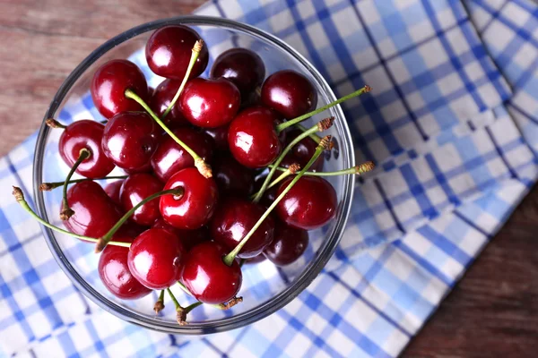 Cerezas en tazón de color — Foto de Stock