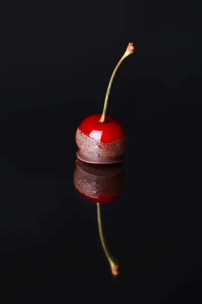 Cereza con chocolate — Foto de Stock