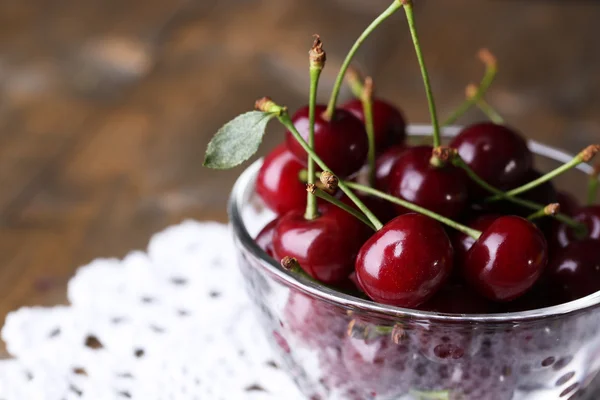 Cerezas en tazón de color — Foto de Stock