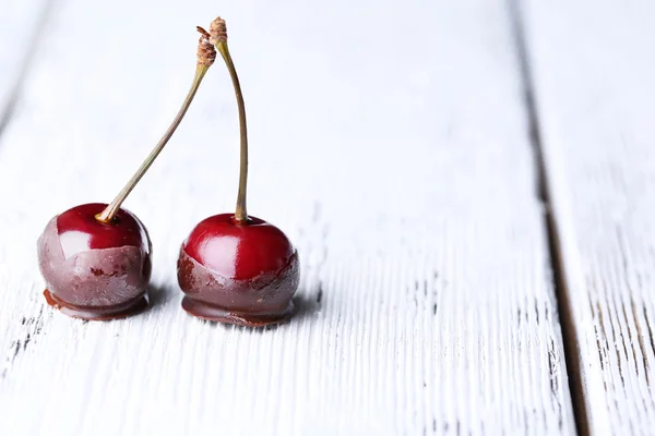 Sweet cherries with chocolate — Stock Photo, Image