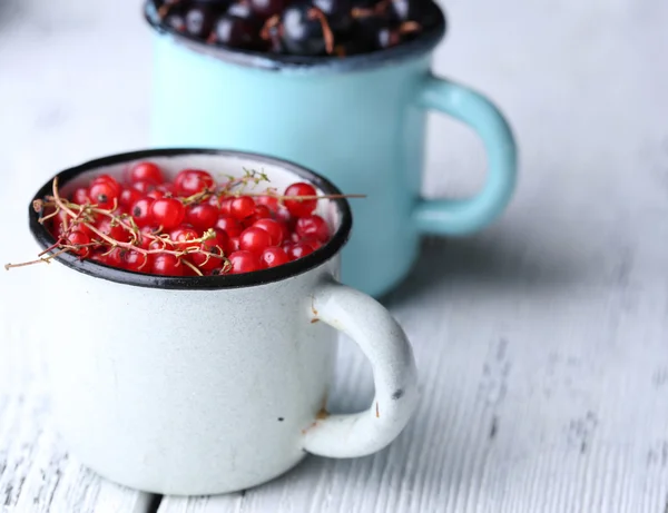 Berries in color mugs — Stock Photo, Image