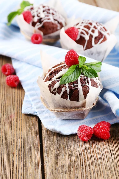 Cupcakes saborosos com framboesas — Fotografia de Stock