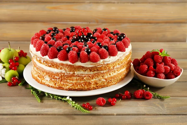 Cake with fresh berries — Stock Photo, Image