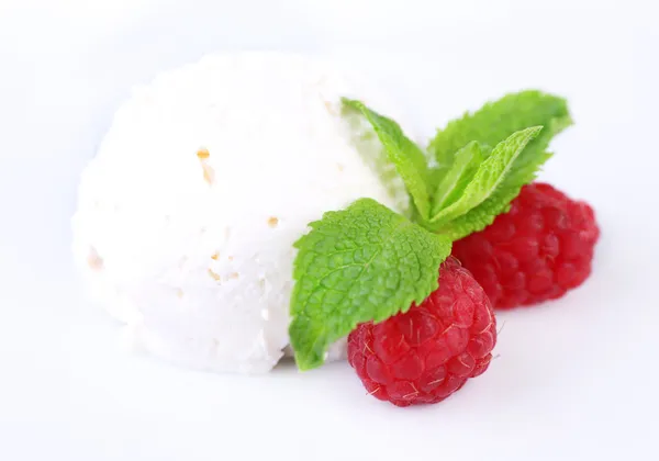 Ice cream with raspberries — Stock Photo, Image