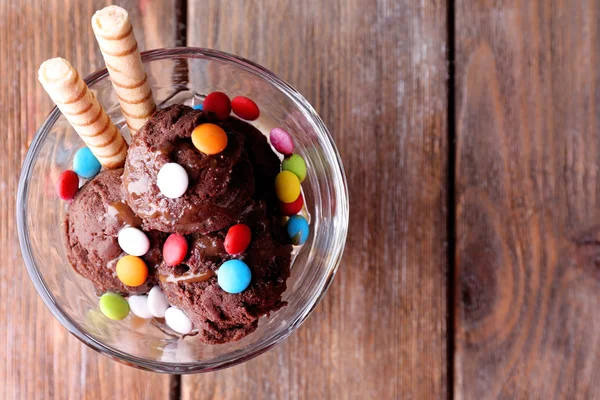 Мороженое с конфетами — стоковое фото