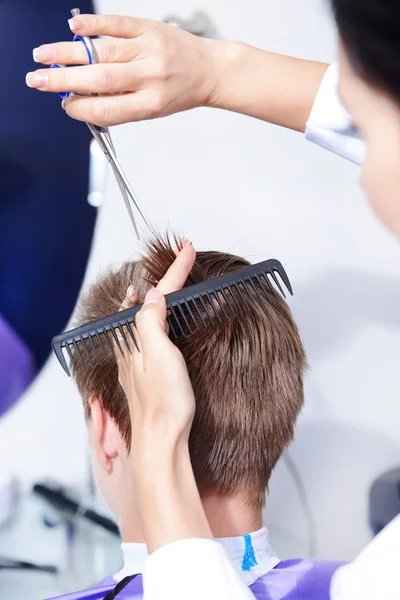 Jeune homme dans un salon de beauté — Photo